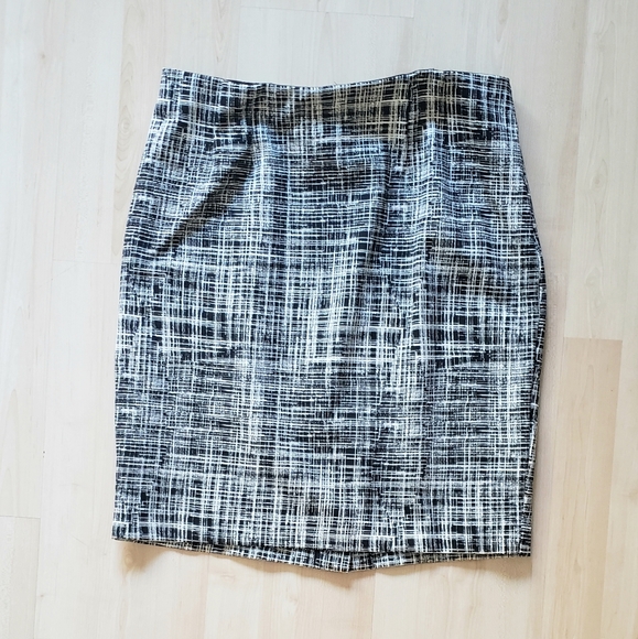 Black and White skirt - Picture 1 of 4